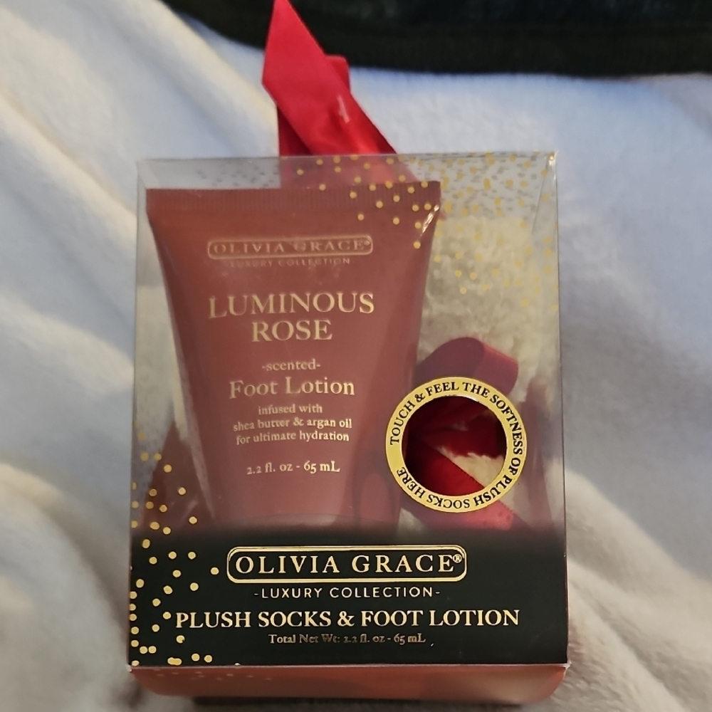 Olivia Grace Luxury Collection Luminous Rose Foot Lotion White Plush Socks Gift